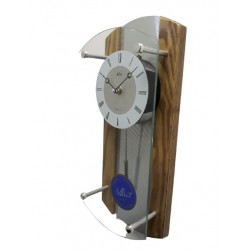nowoczesny zegar drewniany z wahadłem na ścianę