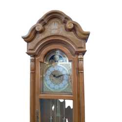 Duży zegar stojący drewniany w stylu retro